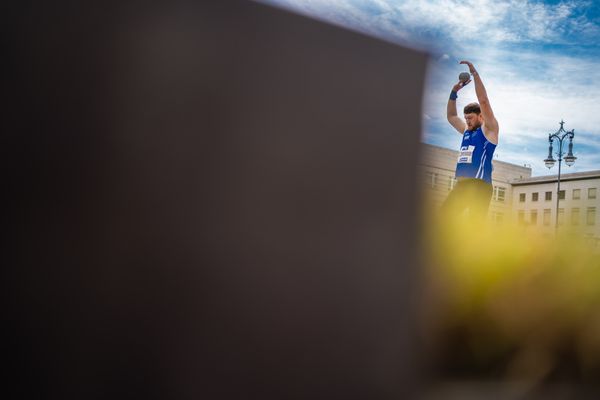 Christian Zimmermann (Kirchheimer SC) beim Kugelstossen waehrend der deutschen Leichtathletik-Meisterschaften auf dem Pariser Platz am 24.06.2022 in Berlin